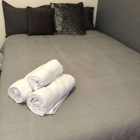 Simple And Sweet, Flat On Lewis Street - 1 Br Lägenhet Stoke-on-Trent Exteriör bild