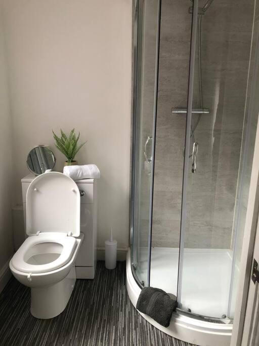 Simple And Sweet, Flat On Lewis Street - 1 Br Lägenhet Stoke-on-Trent Exteriör bild
