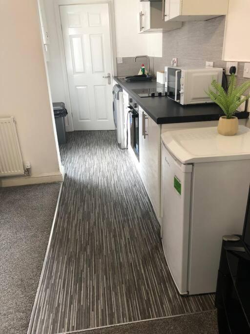 Simple And Sweet, Flat On Lewis Street - 1 Br Lägenhet Stoke-on-Trent Exteriör bild